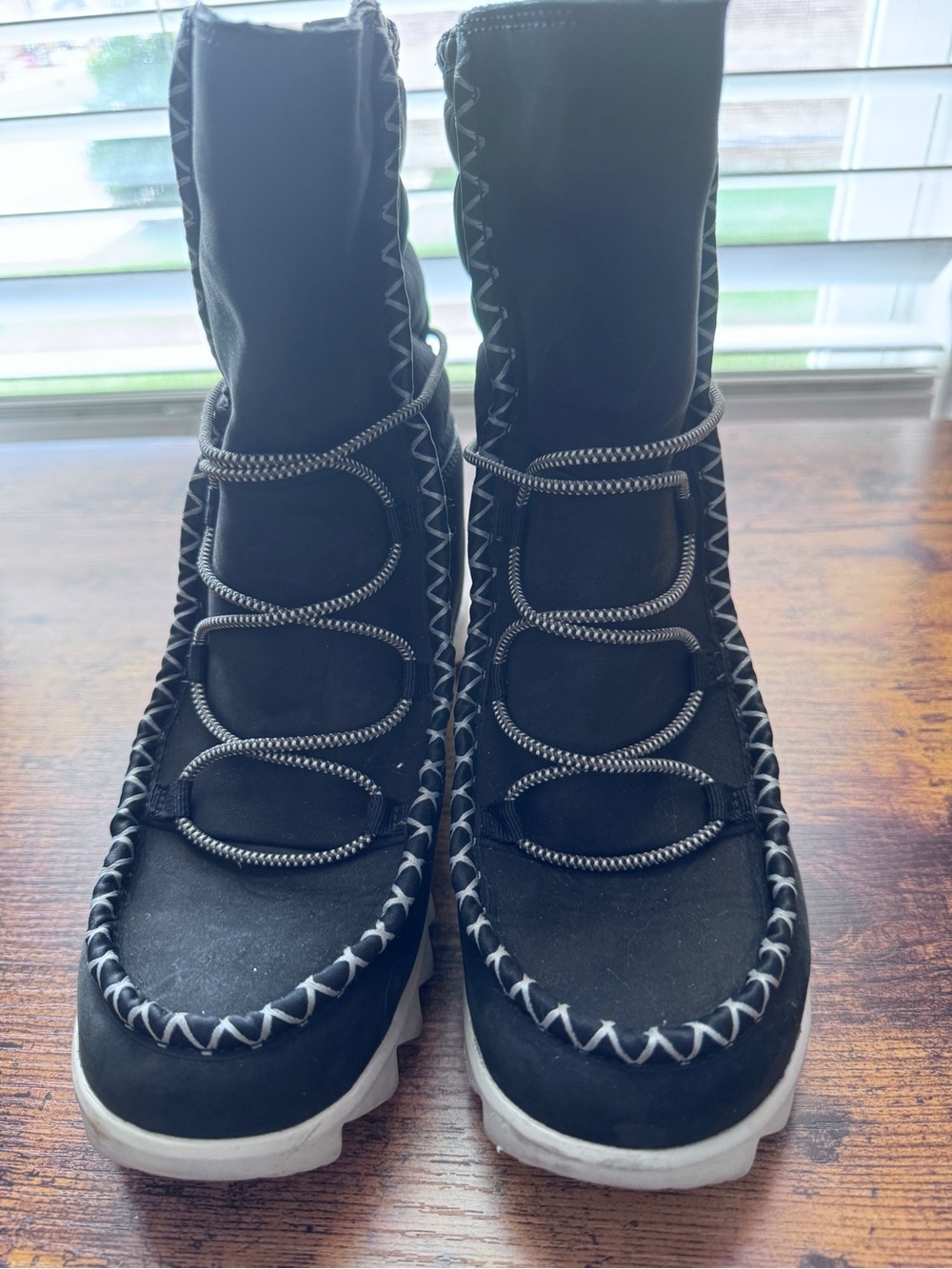 The North Face Women's ThermoBall Lace-Up boots-Size